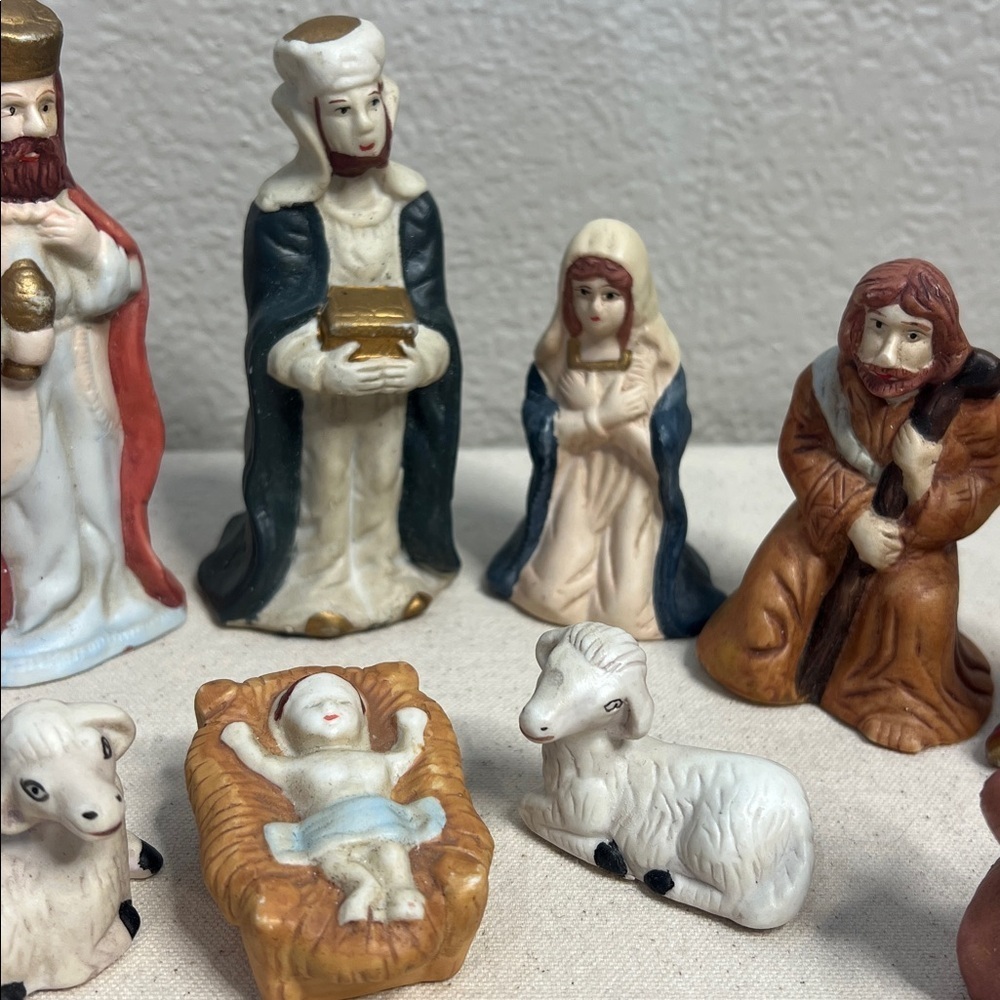 Vintage 11-Piece Nativity Set w/ Wooden Manger & Original Box – Complete Set! - Picture 4 of 9